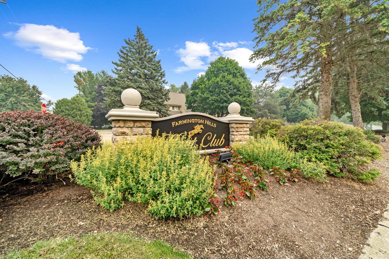 3rd image of 25872 Hunt Club Blvd, Farmington Hills, MI 48335 | MLS# 70546594