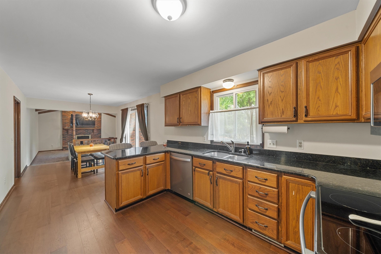 4th image of 25872 Hunt Club Blvd, Farmington Hills, MI 48335 | MLS# 70546594