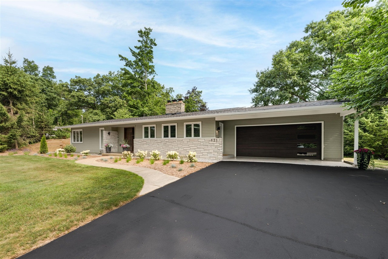 1st image of 121 S Lake Doster Dr, Plainwell, MI 49080 | MLS# 70546752
