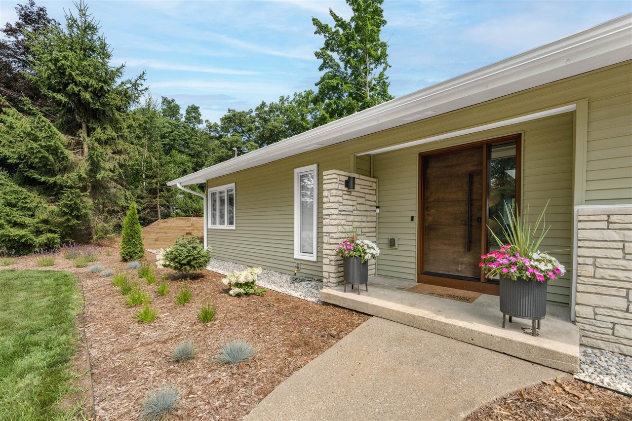 2nd image of 121 S Lake Doster Dr, Plainwell, MI 49080 | MLS# 70546752