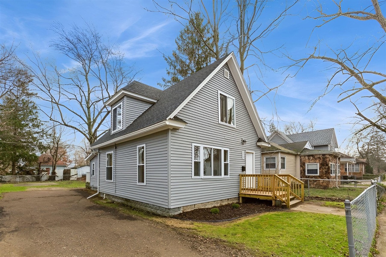 1st image of 979 Lavette Ave, Benton Harbor, MI 49022 | MLS# 70546761