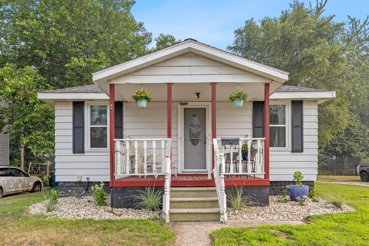 1st image of 1628 Pennoyer Ave, Grand Haven, MI 49417 | MLS# 70546795