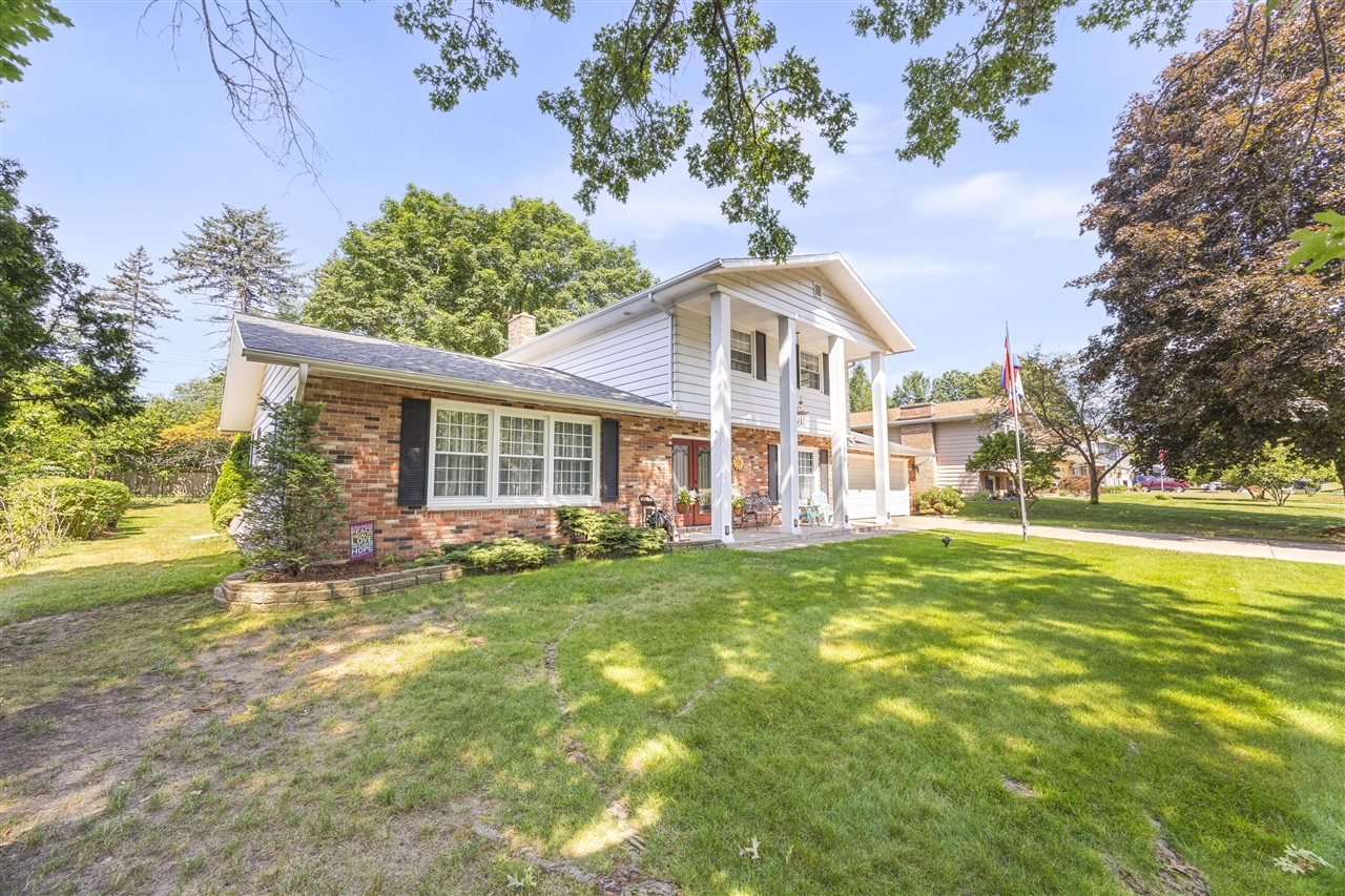 2nd image of 840 Edgehill Pl, Battle Creek, MI 49015 | MLS# 70546822
