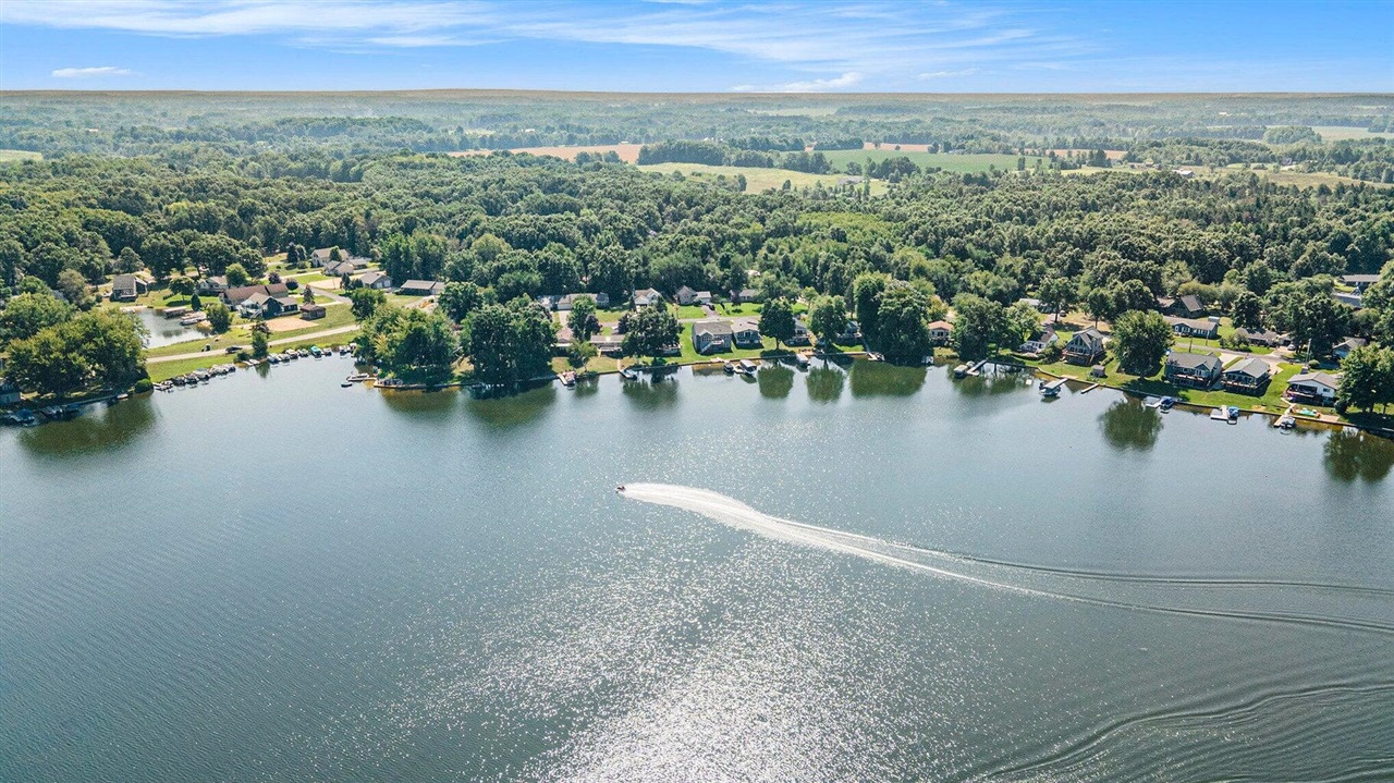 5th image of 8611 Mohawk Trl, Howard City, MI 49329 | MLS# 70546891