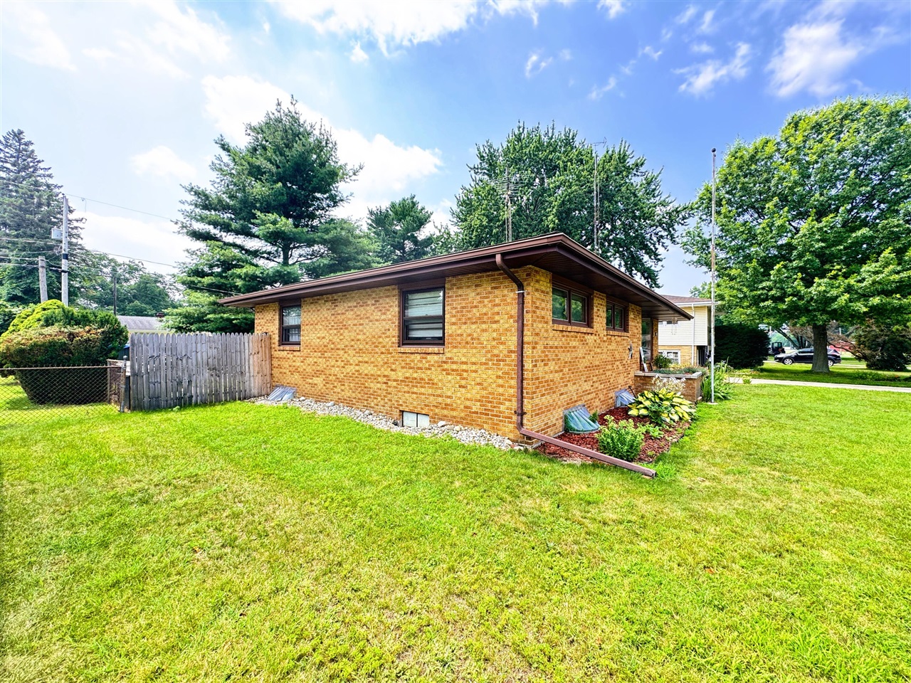 2nd image of 426 Eloise Dr, Benton Harbor, MI 49022 | MLS# 70547061