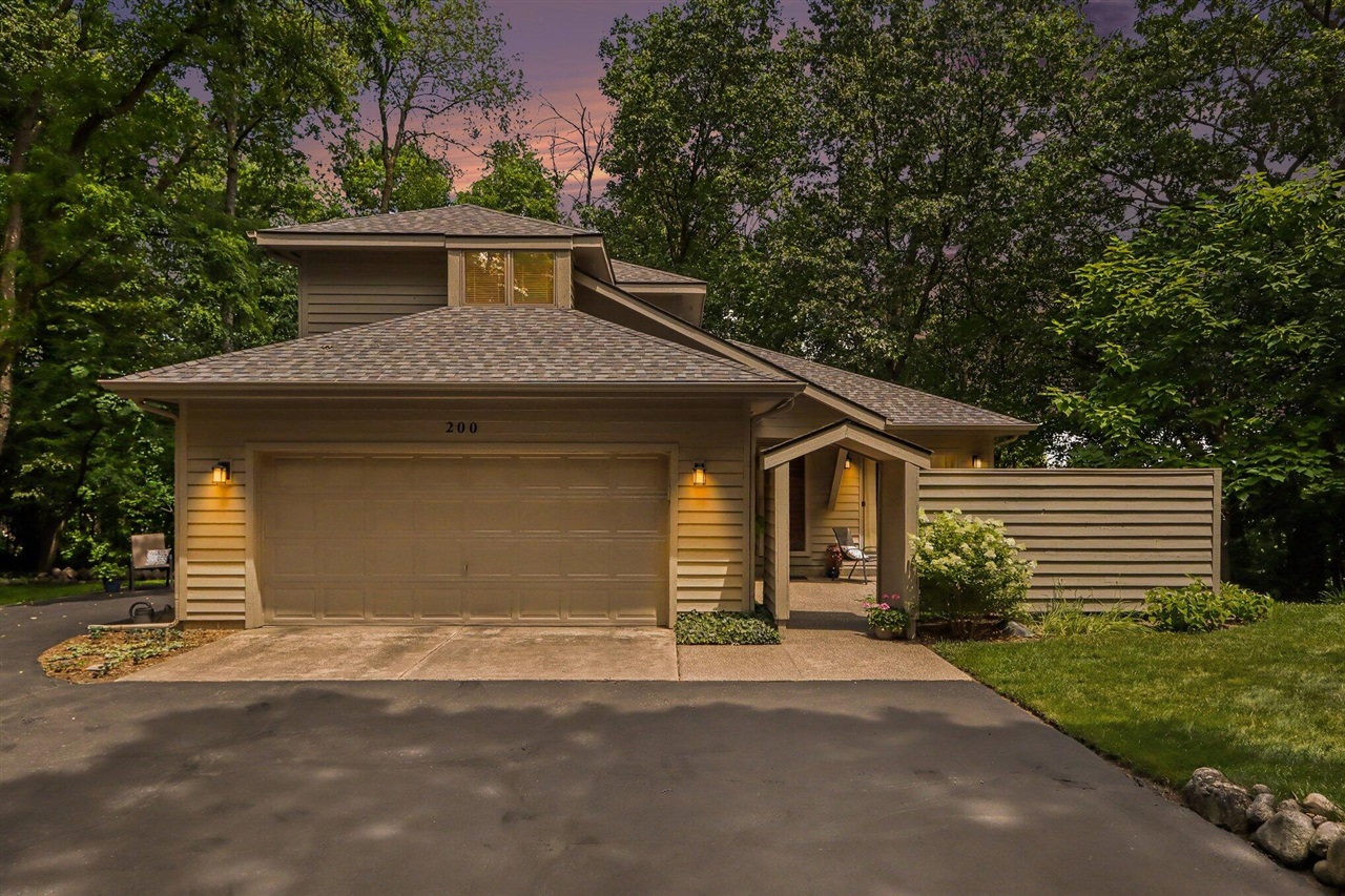 3rd image of 200 Grandview Ave, Kalamazoo, MI 49001 | MLS# 70547098