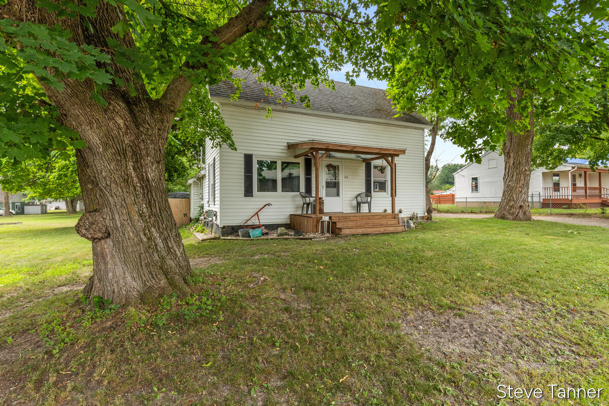 2nd image of 117 W Pine St, Edmore, MI 48829 | MLS# 70547207