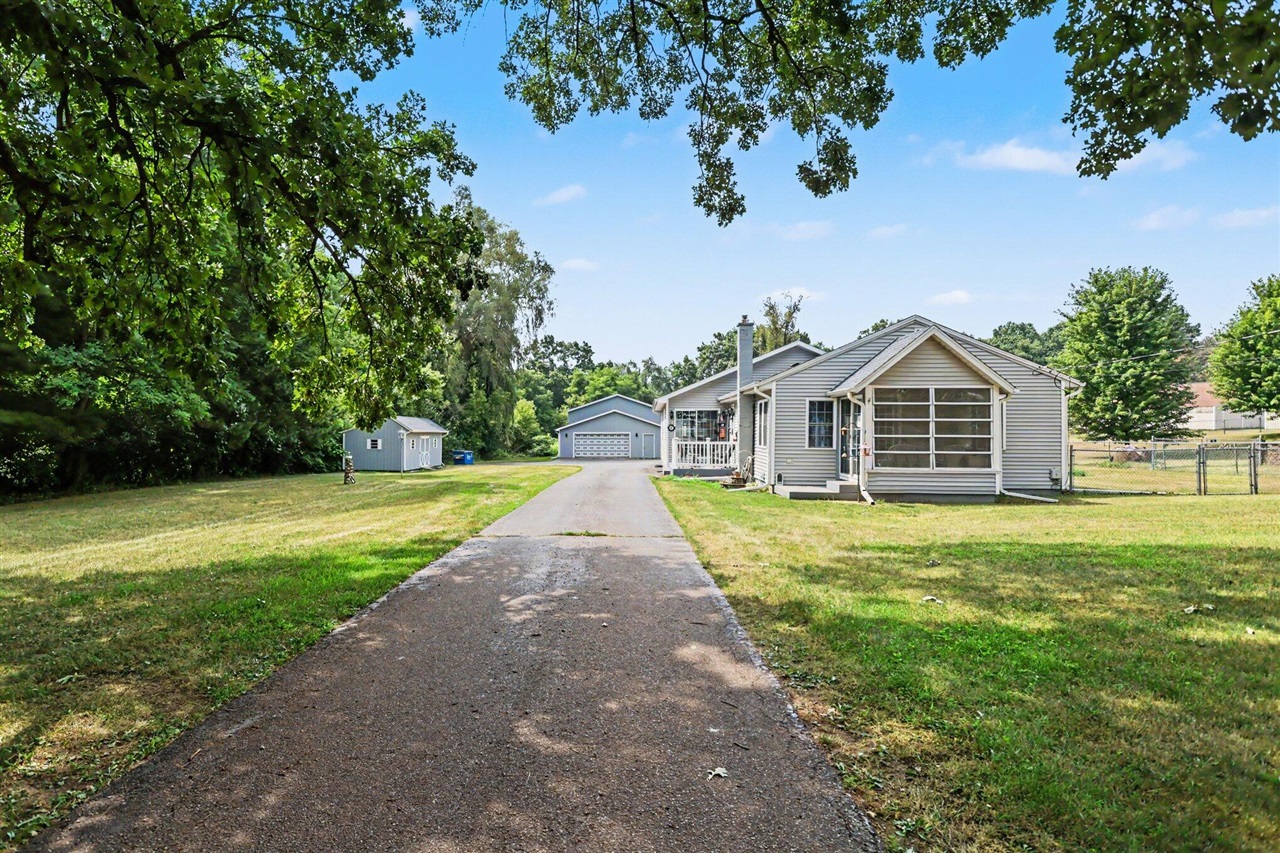 2nd image of 722 Golden Ave, Battle Creek, MI 49014 | MLS# 70547248
