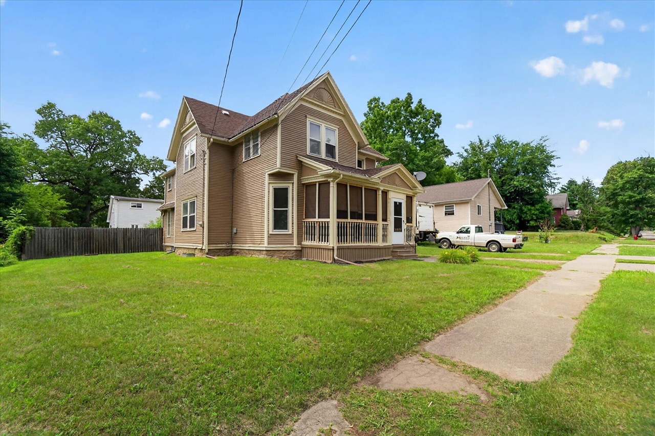 2nd image of 1208 Maple Ave, Jackson, MI 49203 | MLS# 70547277