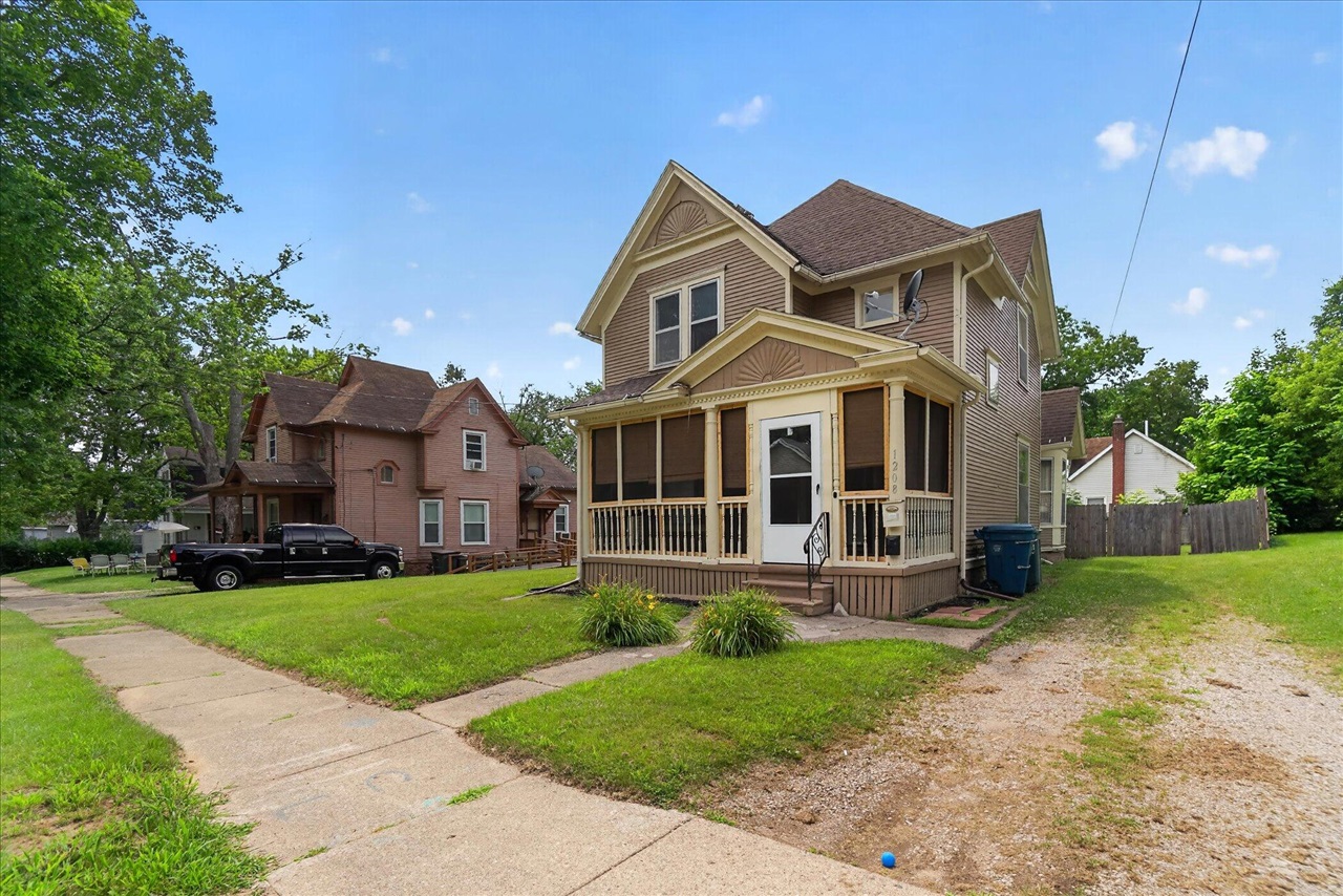 3rd image of 1208 Maple Ave, Jackson, MI 49203 | MLS# 70547277