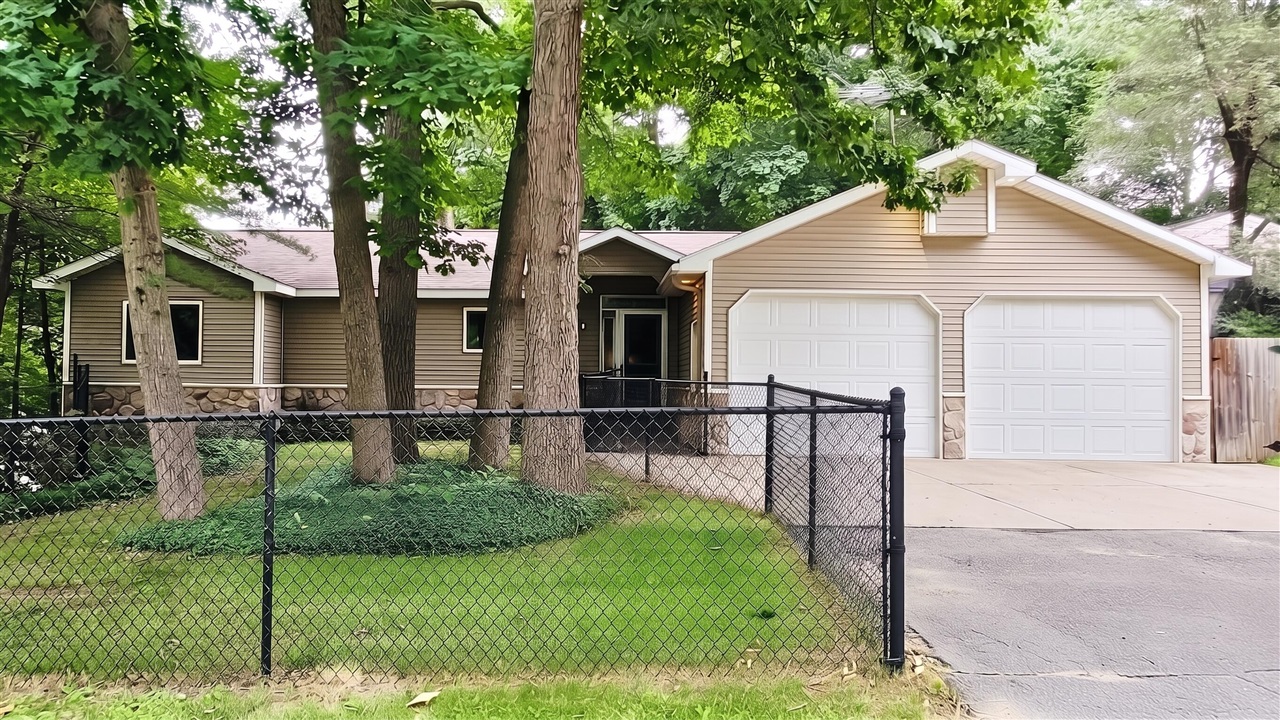 Photo 2 of Single family home for sale at 4864 Westshire Dr, Comstock Park, MI 49321 | MLS# 70547337 | Listing updated on 2026-09-16