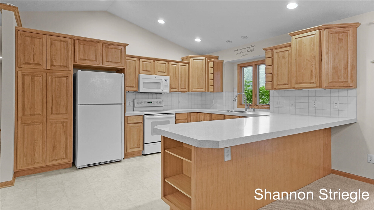 Homes for sale in Comstock Park, MI | 4864 Westshire Dr, Comstock Park, MI 49321 | MLS# 70547337