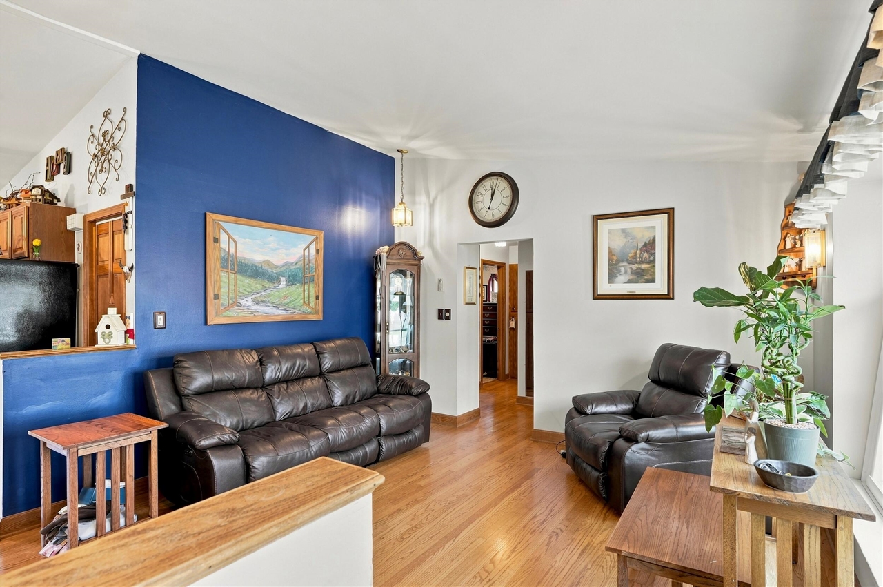 3rd image of 29470 Robert Dr, Livonia, MI 48150 | MLS# 70547344