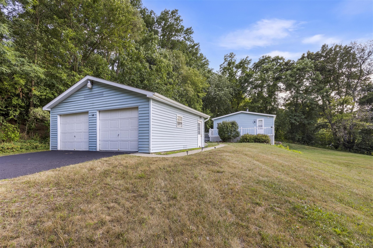 2nd image of 830 Pinewood Ave, Battle Creek, MI 49014 | MLS# 70547349