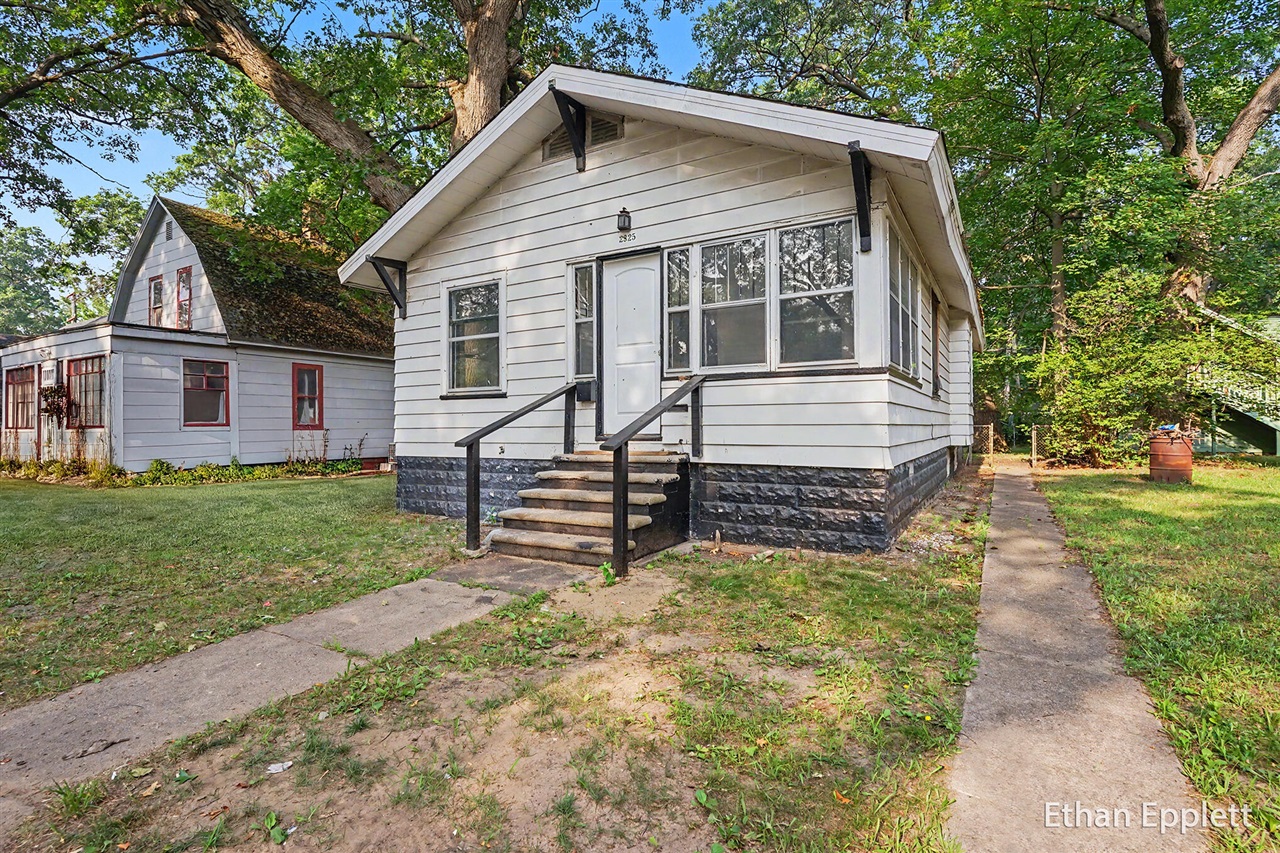 3rd image of 2825 7Th St, Muskegon, MI 49444 | MLS# 70547354