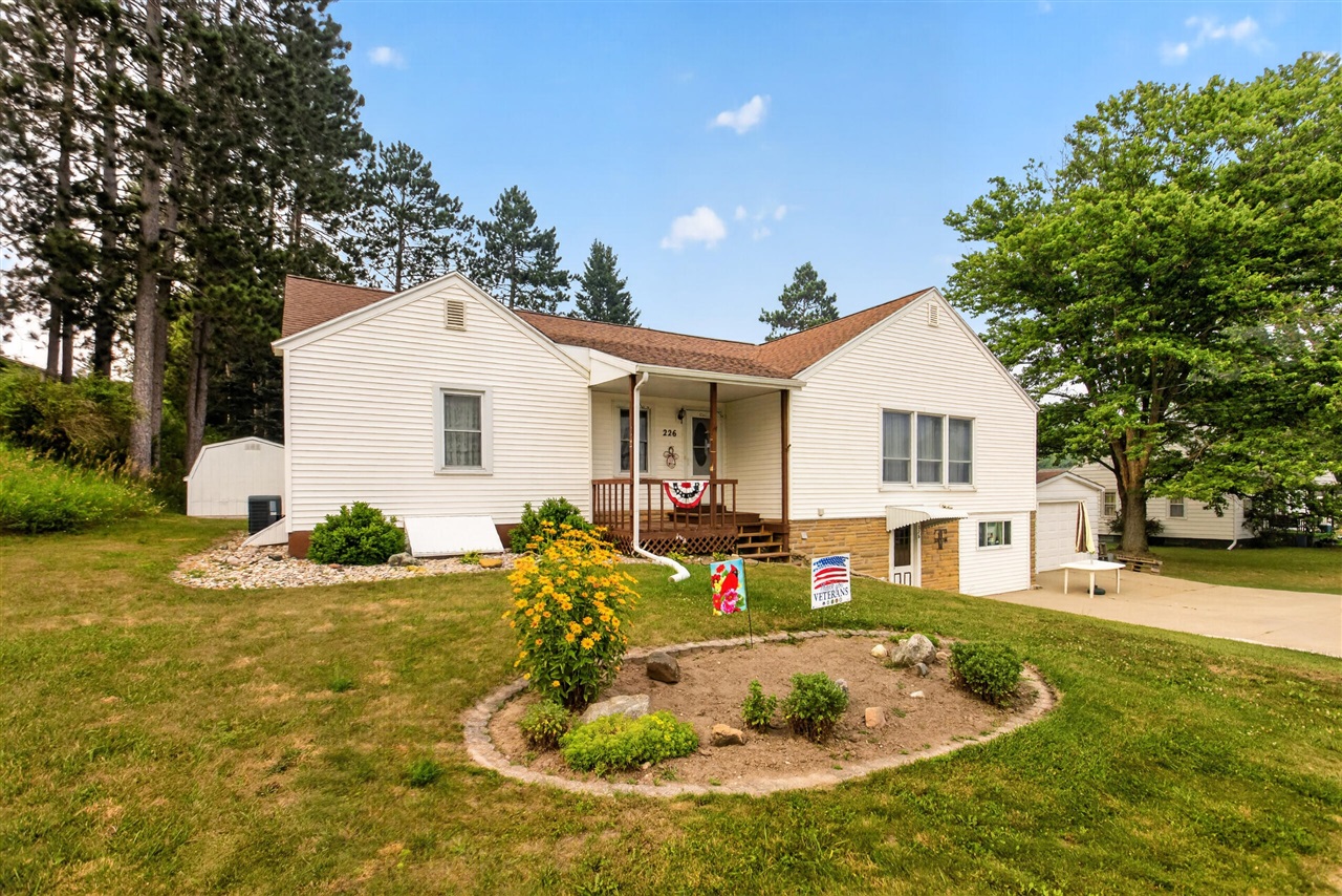 3rd image of 226 W Church Ave, Reed City, MI 49677 | MLS# 70547369