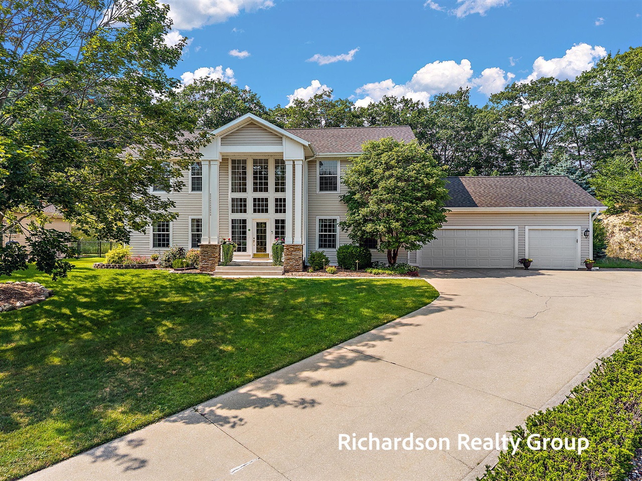 1st image of 18657 Sioux Dr, Spring Lake, MI 49456 | MLS# 70547465