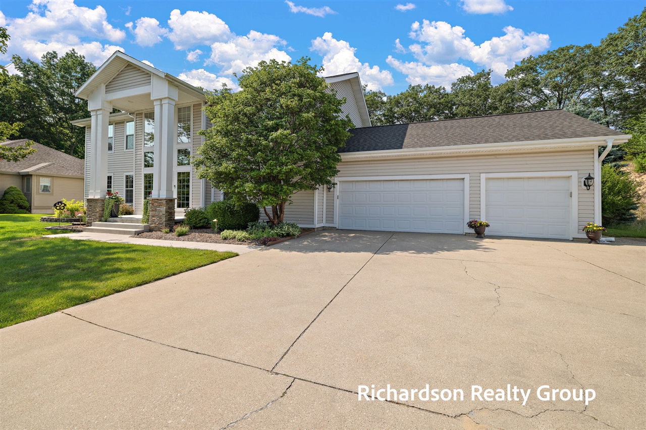 2nd image of 18657 Sioux Dr, Spring Lake, MI 49456 | MLS# 70547465