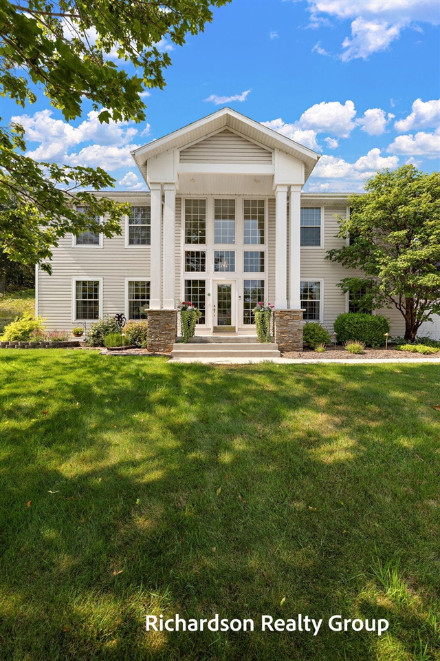 3rd image of 18657 Sioux Dr, Spring Lake, MI 49456 | MLS# 70547465