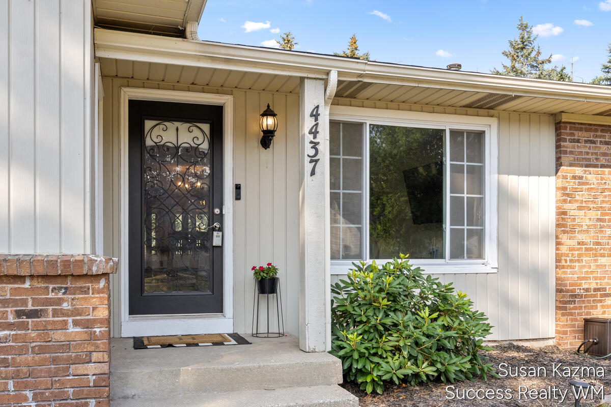 2nd image of 4437 Forest Park Dr, Wyoming, MI 49519 | MLS# 70547490