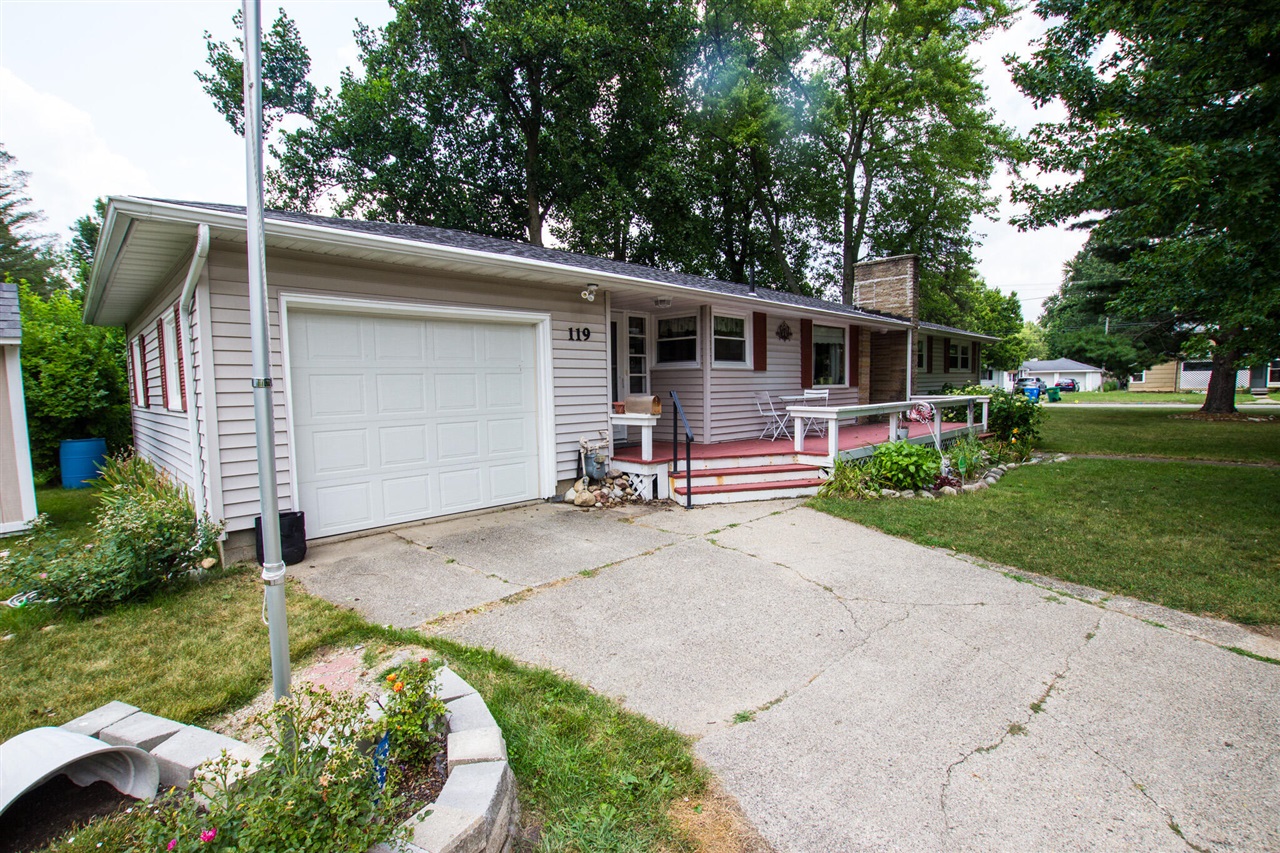 2nd image of 119 Cross St, Dowagiac, MI 49047 | MLS# 70547491
