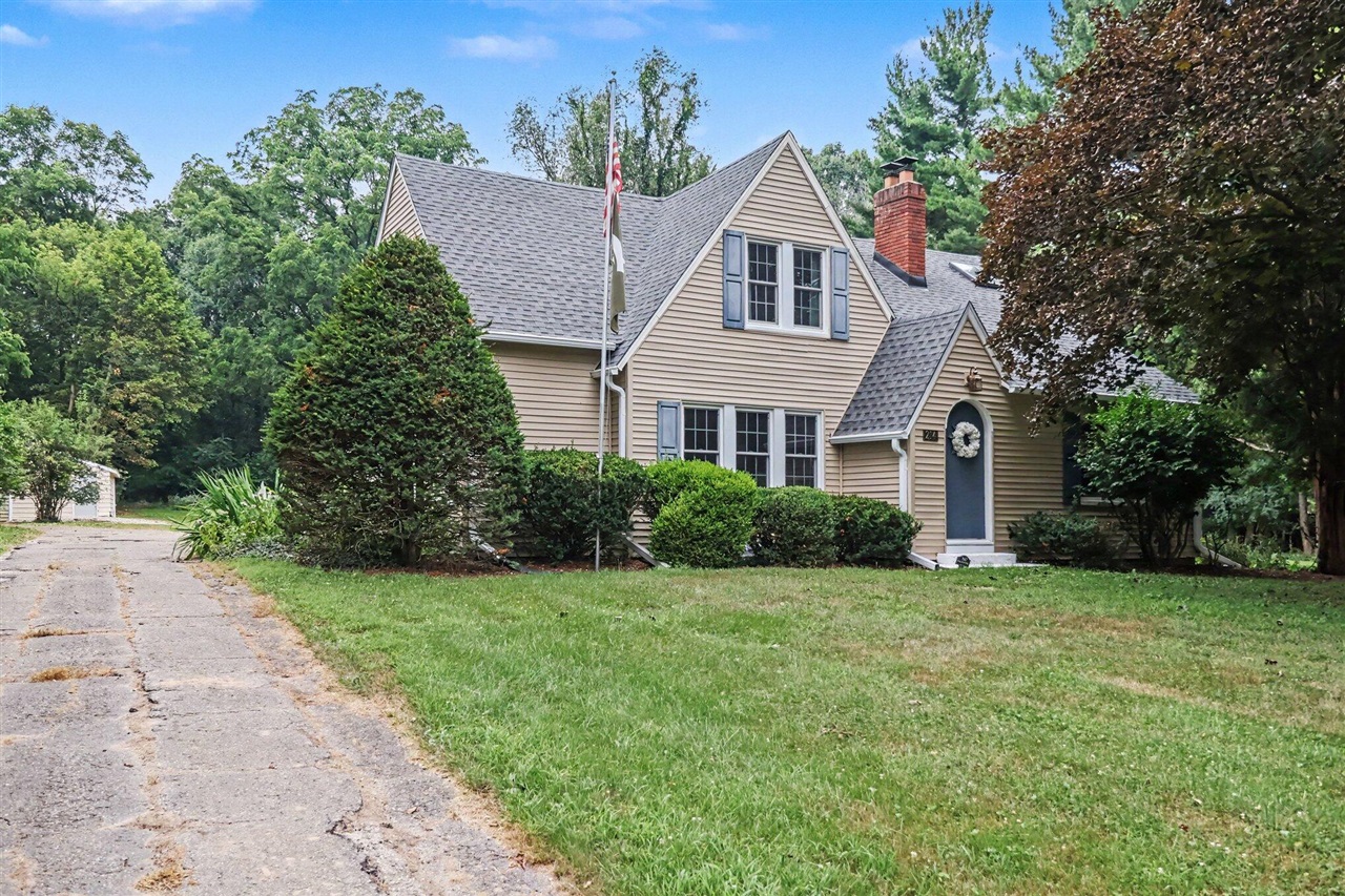 1st image of 214 W Hamilton Ln, Battle Creek, MI 49015 | MLS# 70547576