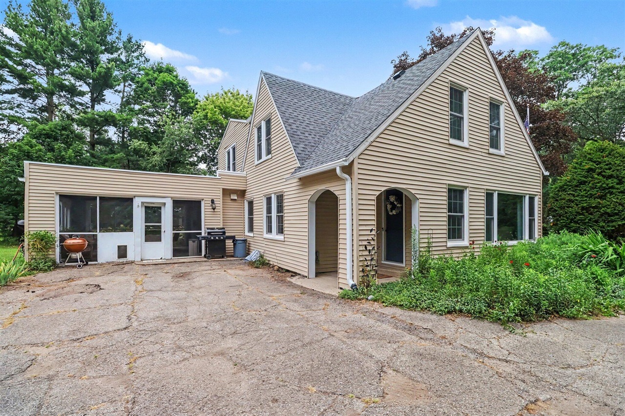 2nd image of 214 W Hamilton Ln, Battle Creek, MI 49015 | MLS# 70547576