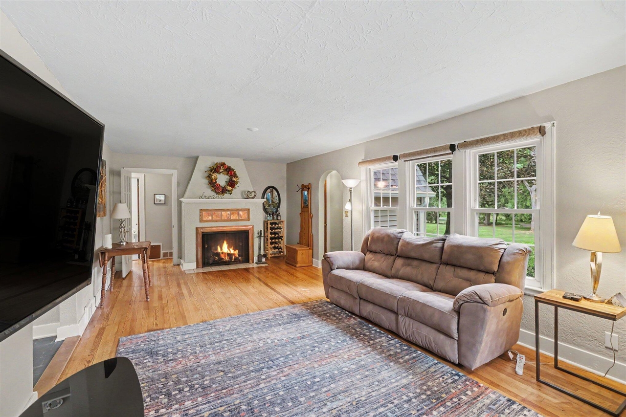 3rd image of 214 W Hamilton Ln, Battle Creek, MI 49015 | MLS# 70547576