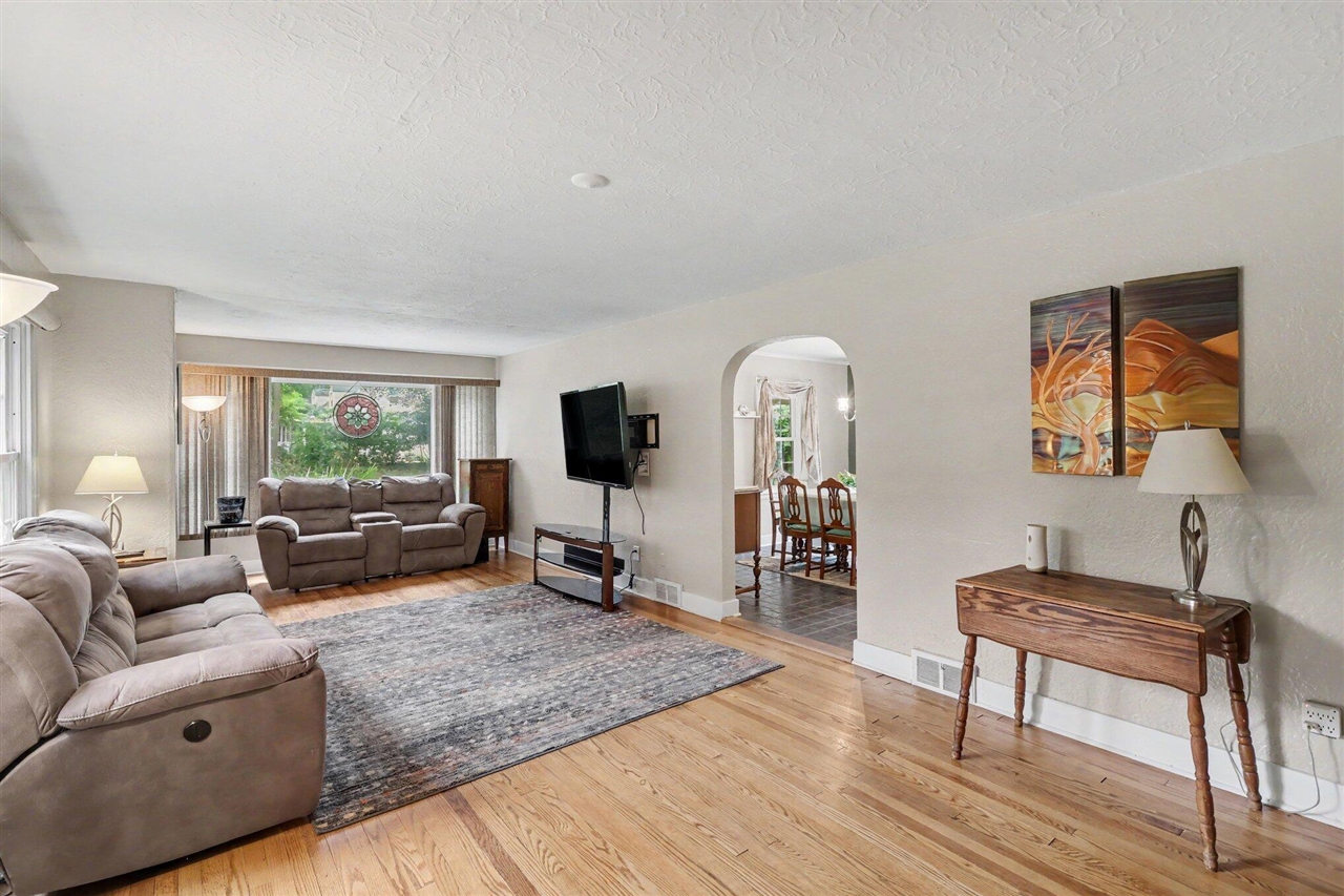4th image of 214 W Hamilton Ln, Battle Creek, MI 49015 | MLS# 70547576