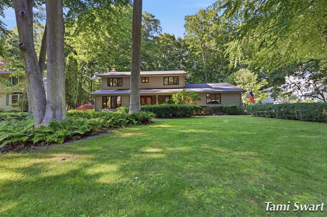 2nd image of 17565 Beech Hill Dr, Grand Haven, MI 49417 | MLS# 70547578