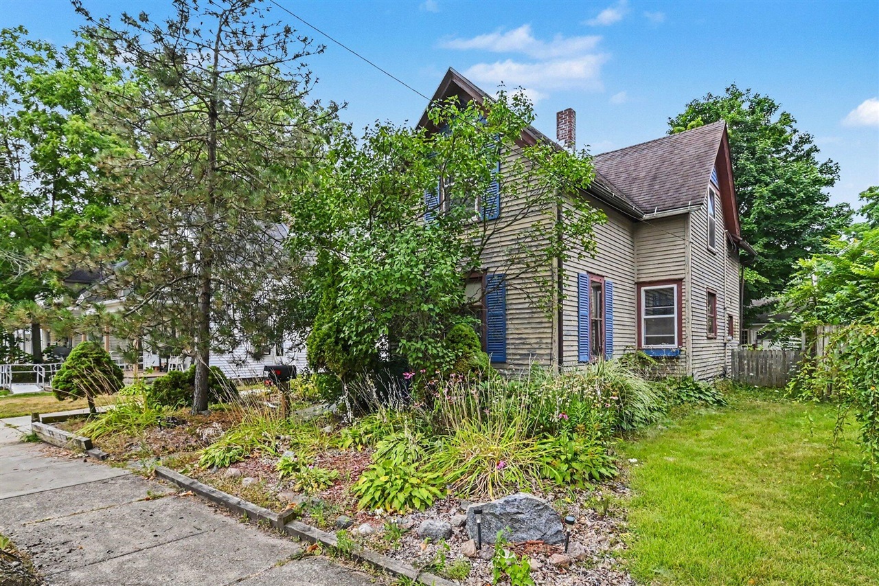 1st image of 220 Prairie St, Charlotte, MI 48813 | MLS# 70547611