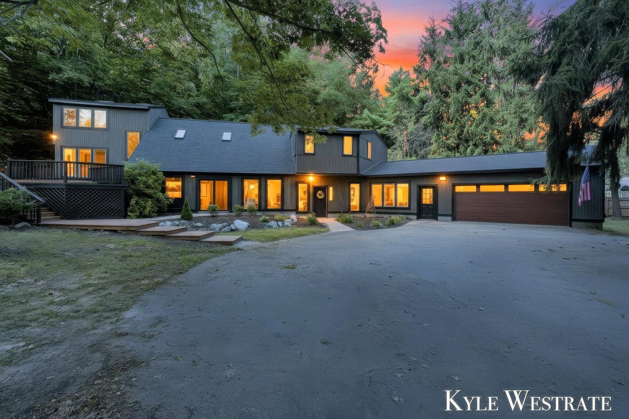 2nd image of 6093 Ridgeview Dr, Norton Shores, MI 49441 | MLS# 70547764