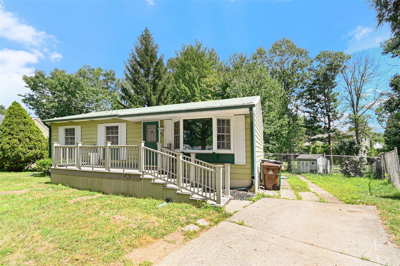 3rd image of 234 Trinity Cir, Lansing, MI 48911 | MLS# 70547878
