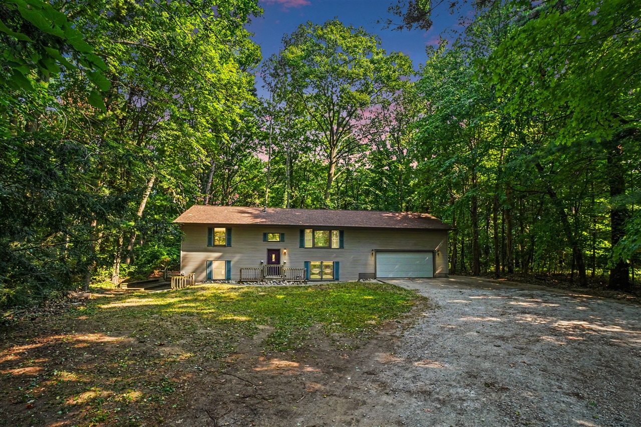 Photo 1 of Single family home for sale at 16137 Comstock St, Grand Haven, MI 49417 | MLS# 70547916 | Listing updated on 2026-09-05