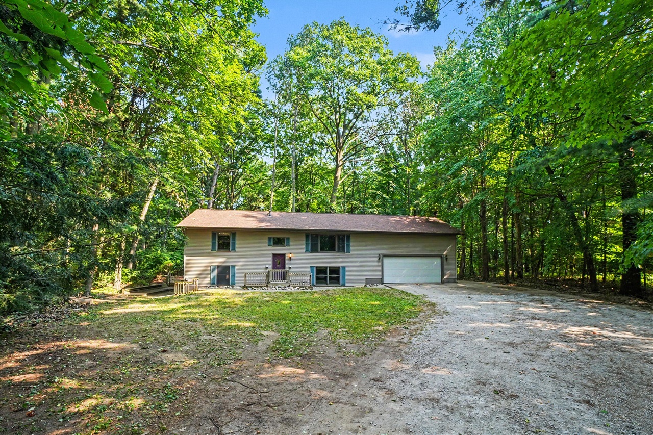 Photo 2 of Single family home for sale at 16137 Comstock St, Grand Haven, MI 49417 | MLS# 70547916 | Listing updated on 2026-09-05