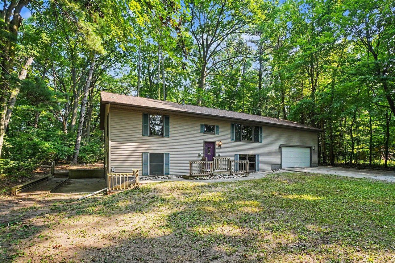 Photo 3 of Single family home for sale at 16137 Comstock St, Grand Haven, MI 49417 | MLS# 70547916 | Listing updated on 2026-09-05