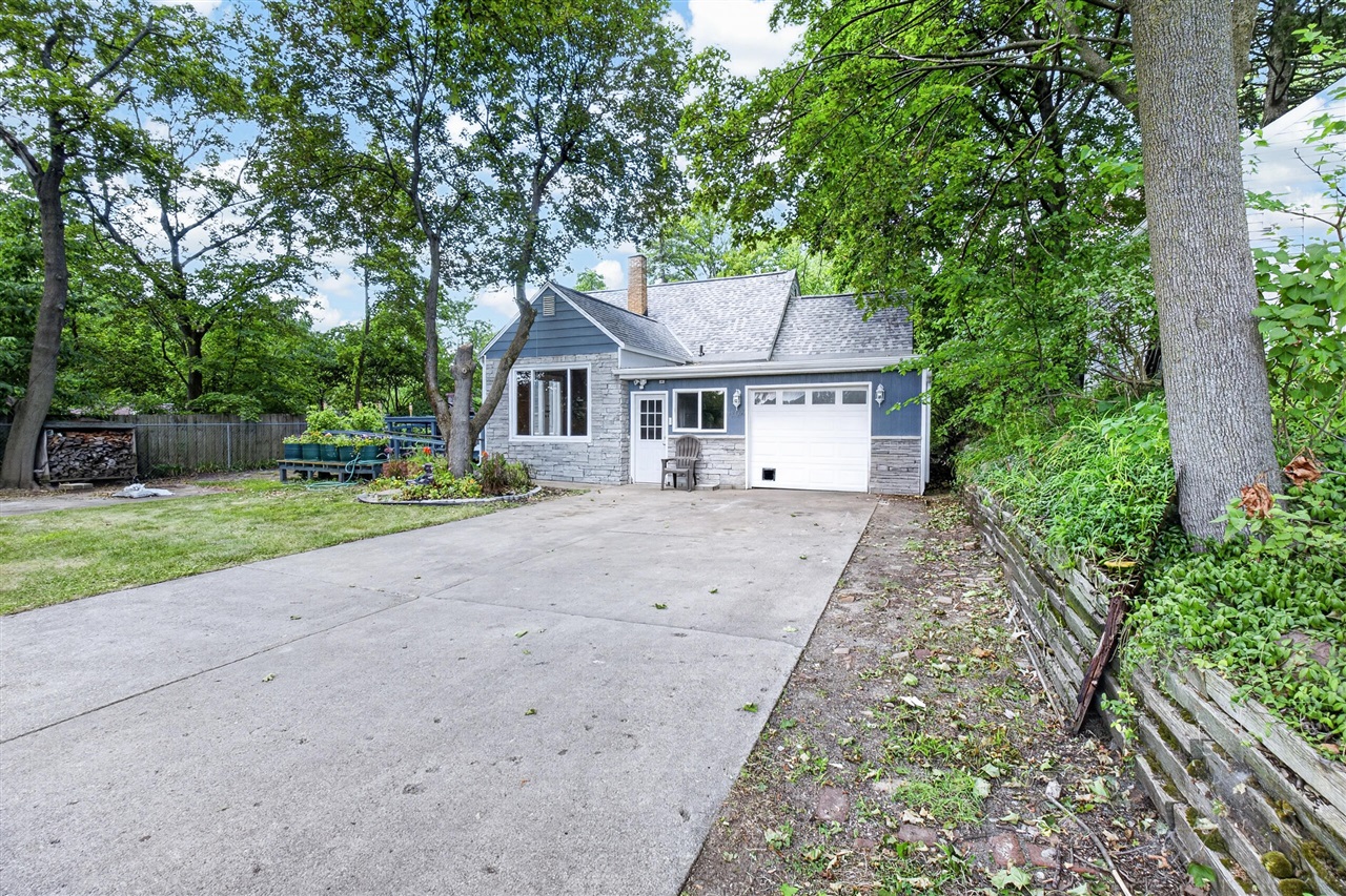 1st image of 1202 Pinehurst Blvd, Kalamazoo, MI 49006 | MLS# 70548009