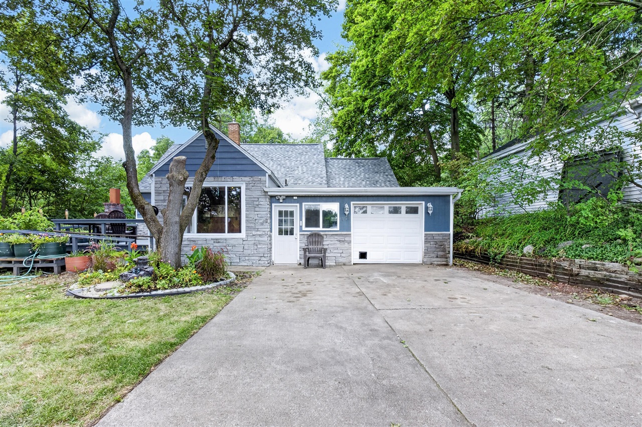 2nd image of 1202 Pinehurst Blvd, Kalamazoo, MI 49006 | MLS# 70548009