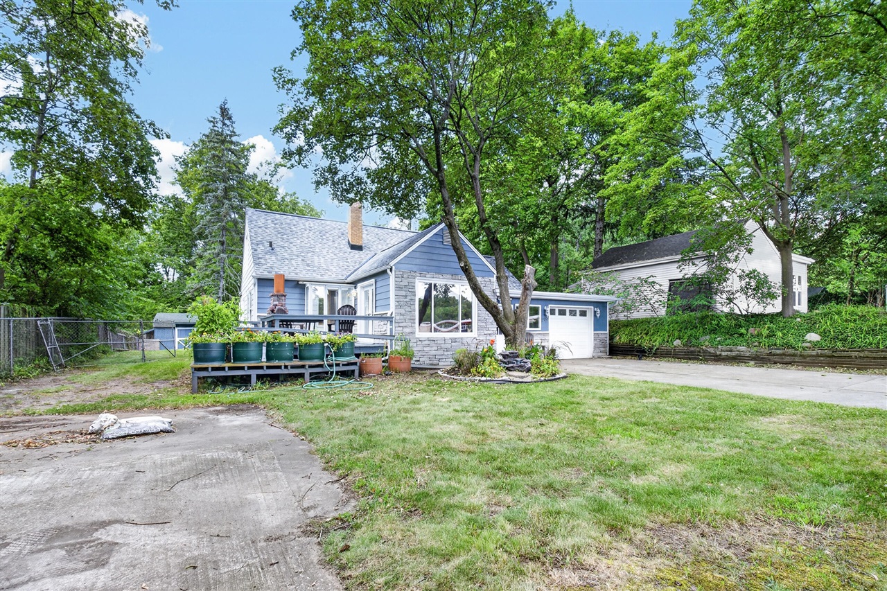 3rd image of 1202 Pinehurst Blvd, Kalamazoo, MI 49006 | MLS# 70548009