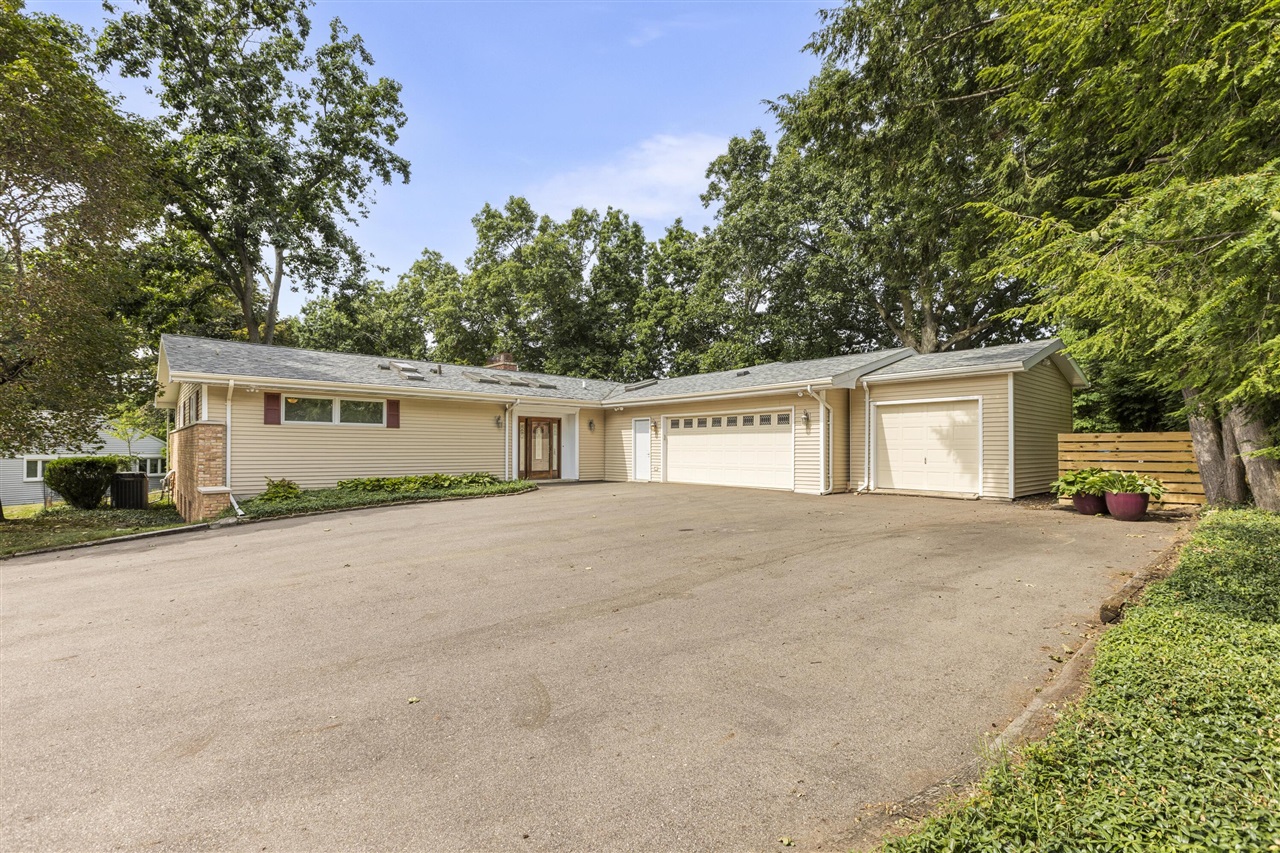 1st image of 4340 Lakeside Dr, Kalamazoo, MI 49008 | MLS# 70548297