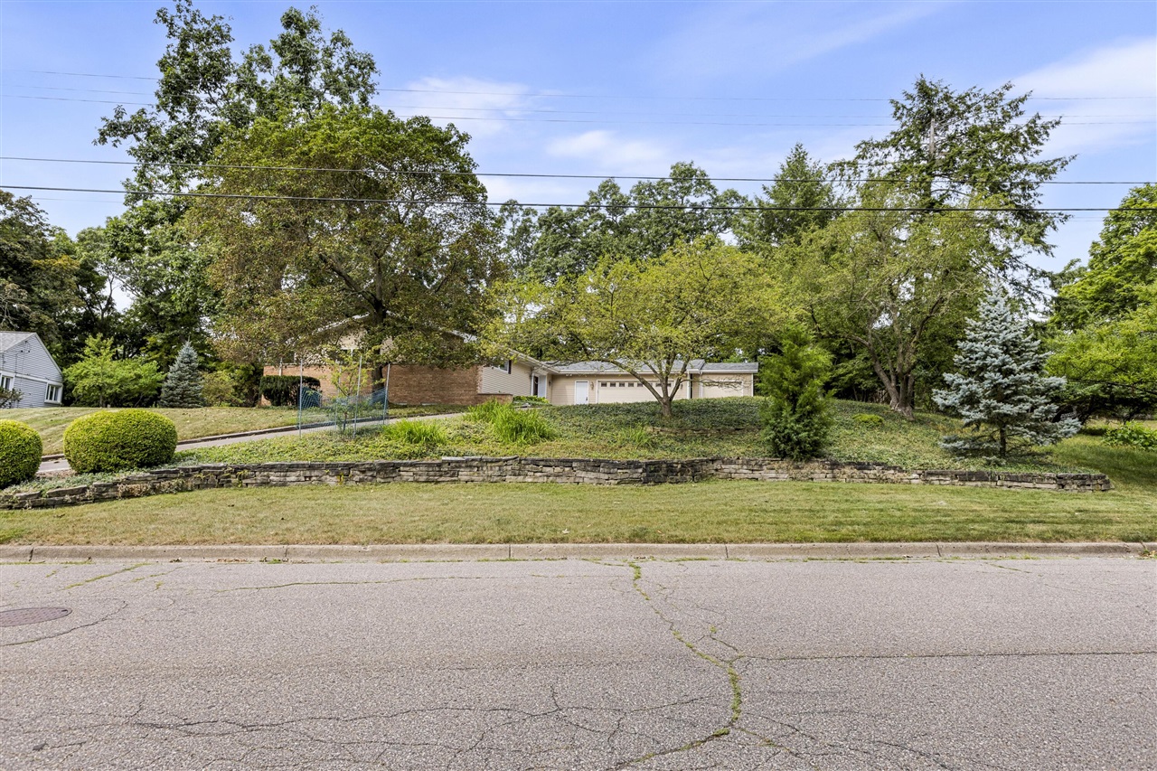 2nd image of 4340 Lakeside Dr, Kalamazoo, MI 49008 | MLS# 70548297