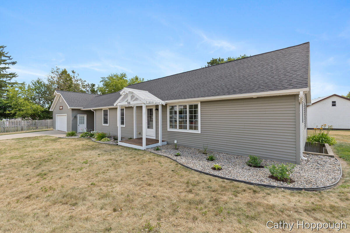3rd image of 918 Emerald Cir, Lake Odessa, MI 48849 | MLS# 70548303