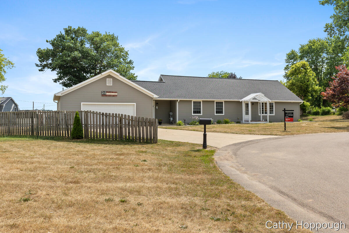 4th image of 918 Emerald Cir, Lake Odessa, MI 48849 | MLS# 70548303
