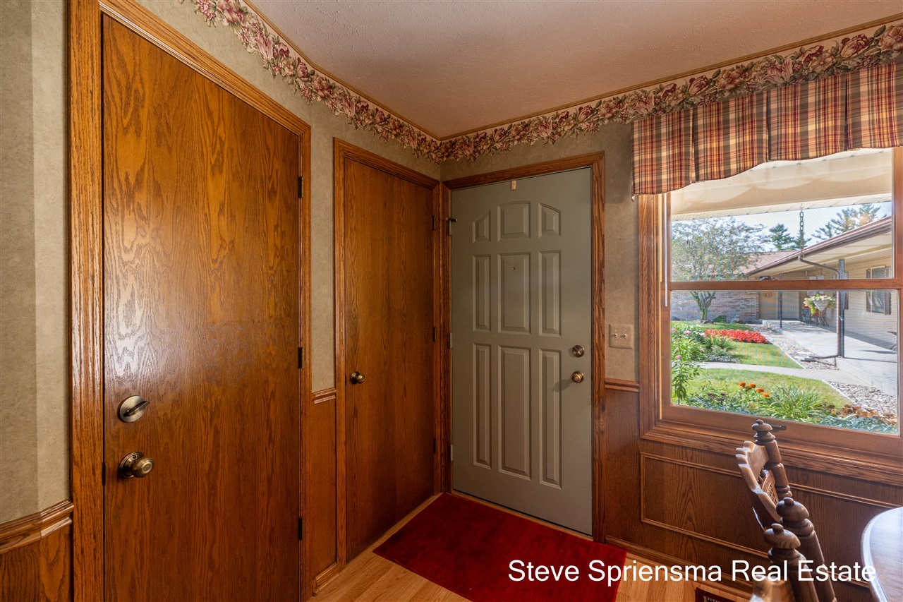 4th image of 2889 S Wentward Ct, Jenison, MI 49426