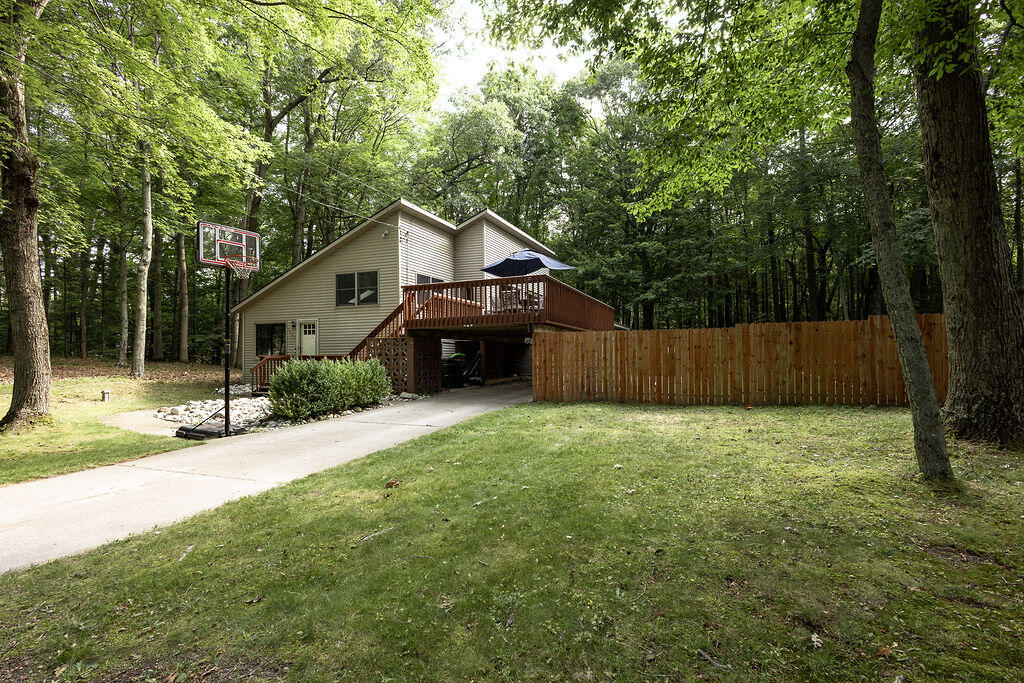 2nd image of 1430 N Scenic Dr, Muskegon, MI 49445 | MLS# 70548352
