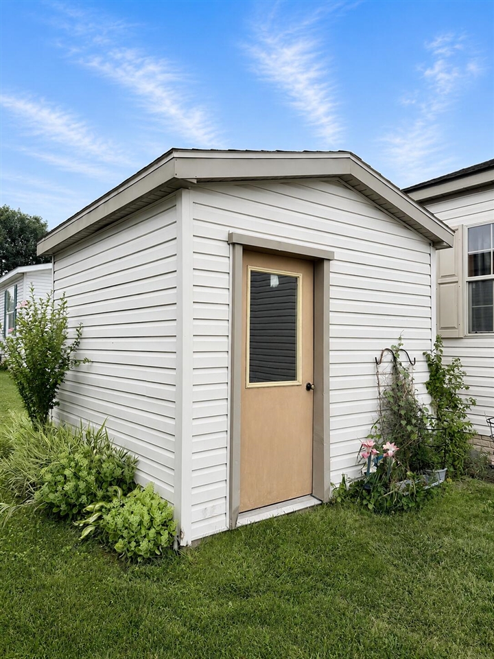 3rd image of 1891 Magnolia St, Newport, MI 48166 | MLS# 70548459