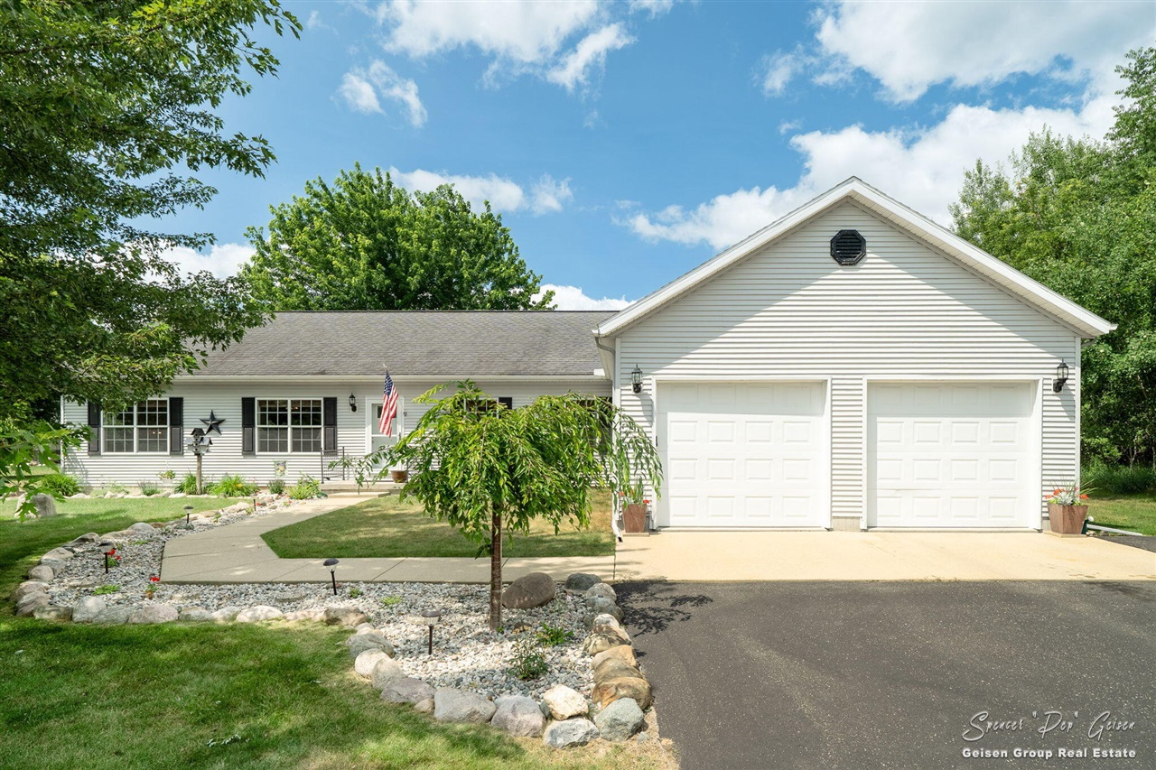 3rd image of 6943 Riverwood Dr, Belding, MI 48809 | MLS# 70548469