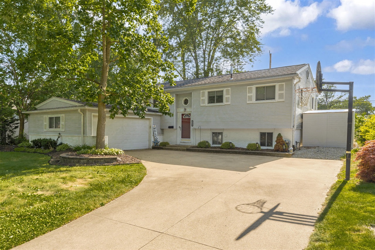 Photo 2 of Sale Pending at 21009 Robinwood St, Farmington, MI 48336 | MLS# 70548512 | Listing updated on 2026-09-02