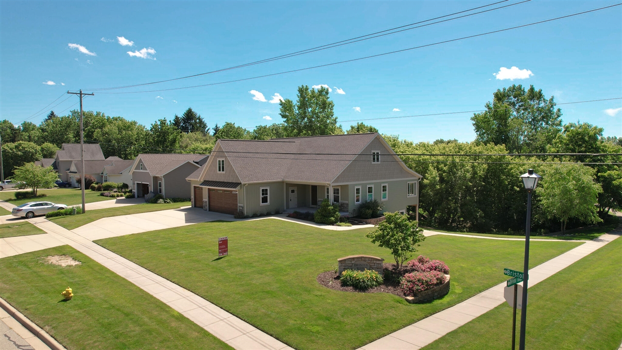 Photo 3 of Sale Pending at 2961 Bristol Ave, Grand Rapids, MI 49544 | MLS# 70548753 | Listing updated on 2026-09-21