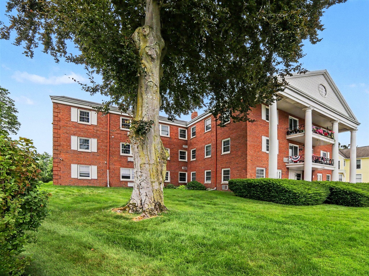 3rd image of 1249 Lakeshore Dr #315, Muskegon, MI 49441 | MLS# 70548765